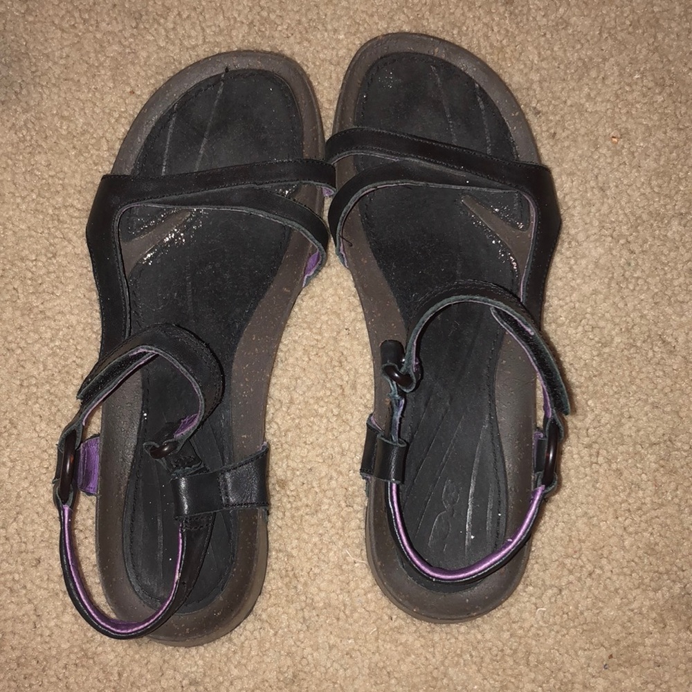 Black strap-on Teva